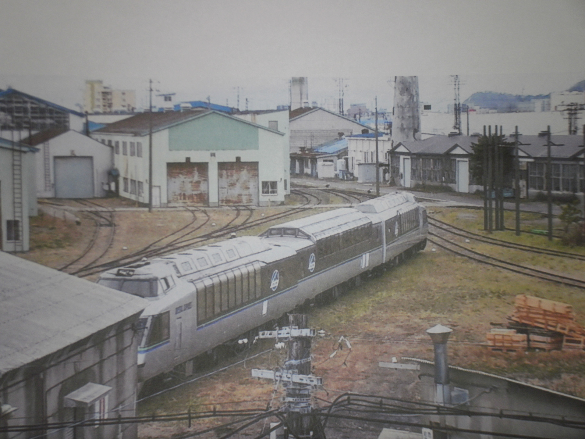 リゾート列車「クリスタルエクスプレス」JR北海道五稜郭車両所で解体 